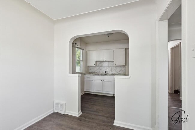 Building Photo - $1250 3 bedroom bungalow