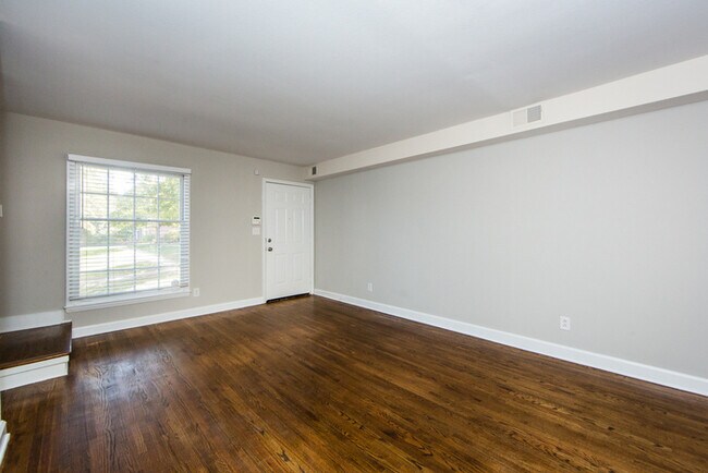 Building Photo - Charming 2BD/1BA Townhouse at Cotswold!
