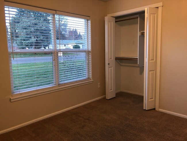 Building Photo - 3 Bed, 2 Bath Dallas Home!