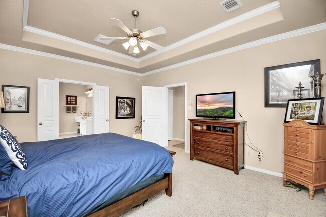 Building Photo - 8030 Crescent Knolls Dr