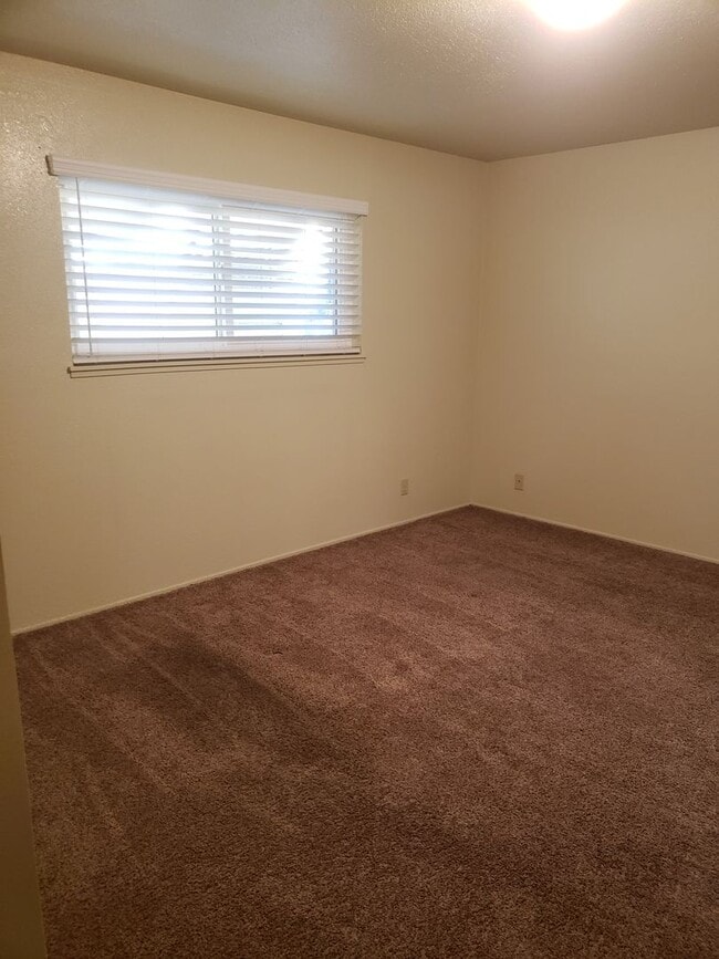 Building Photo - 3 bedroom home w/ large shop & office space!