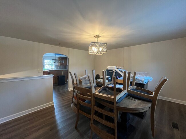 Building Photo - Beautifully updated 3-bedroom, 1-bath twin...