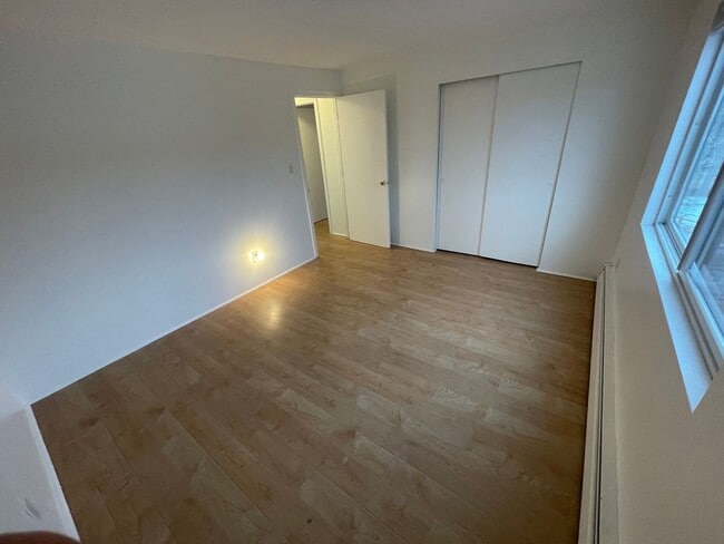 Building Photo - Quiet Corner Apartment in the Heart of Salem