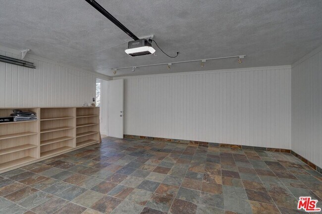 Building Photo - 8528 Hillside Ave