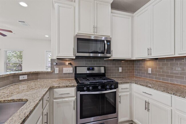 Building Photo - 2304 S Lakeline Blvd