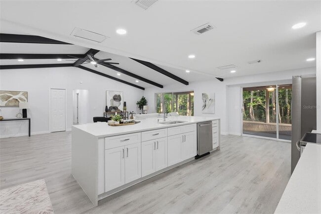 Building Photo - 300 E Sweetwater Creek Dr