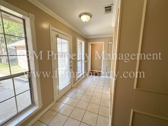 Building Photo - 803 Lakeway Dr