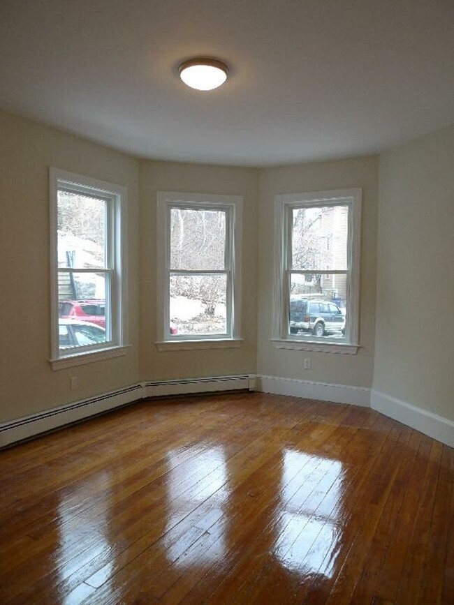 Building Photo - Fully Renovated Large Apartment in Mission...