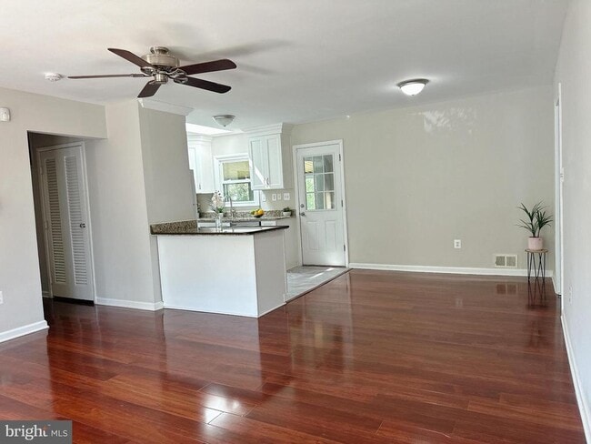 Building Photo - 6732 Harrison Ln