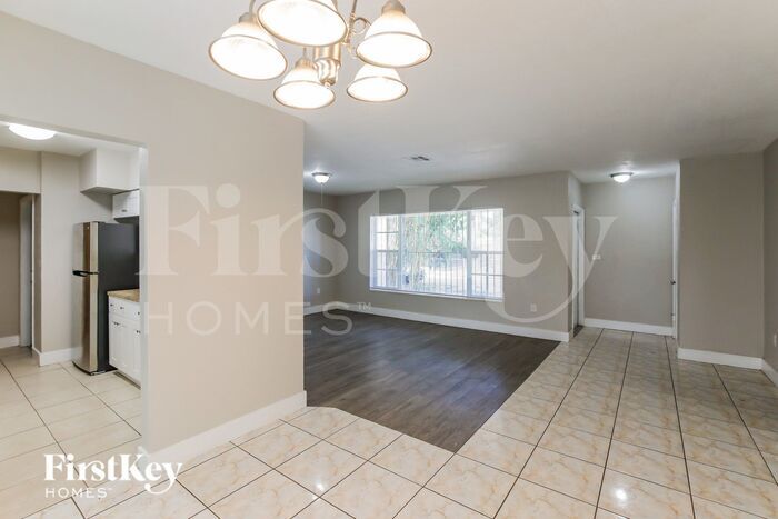 Building Photo - 810 NW 186th Dr