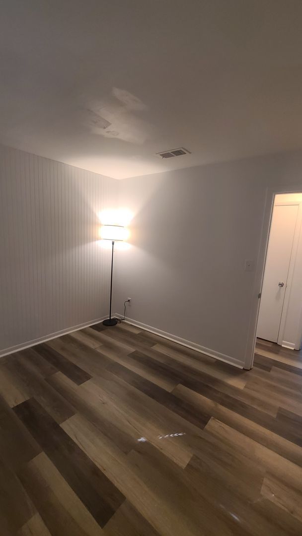 Building Photo - Fully Renovated 3/1 with huge fenced-in ba...