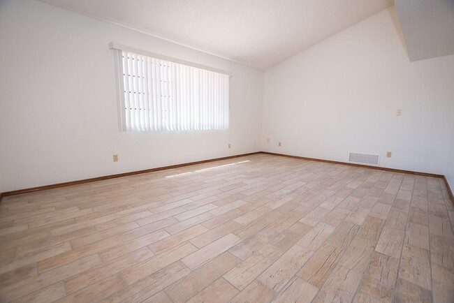 Building Photo - Large Home in Quiet Area, 3 Bedroom, 2 Bat...