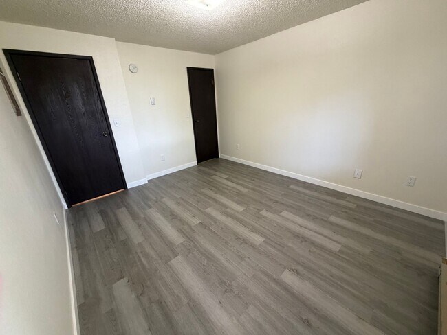 Building Photo - Ground-Level 1 Bedroom with In-Unit Laundry & A/C in Spokane!