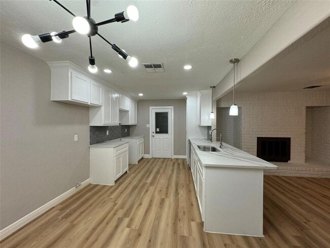 Building Photo - 16602 David Glen Dr