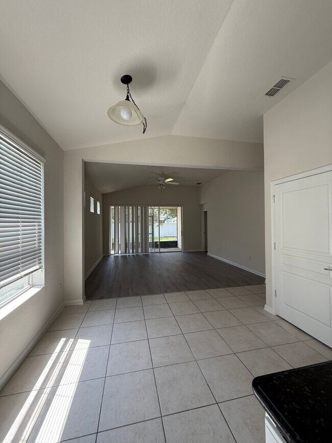 Building Photo - Come View This Amazing 3 Bed 2 Bath Single...