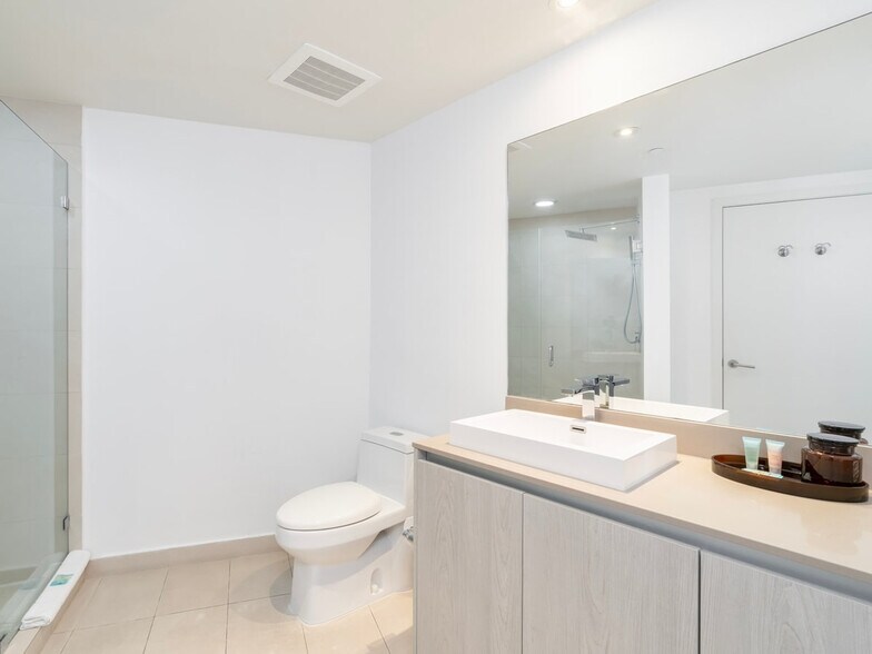 Building Photo - 4011 S Ocean Dr