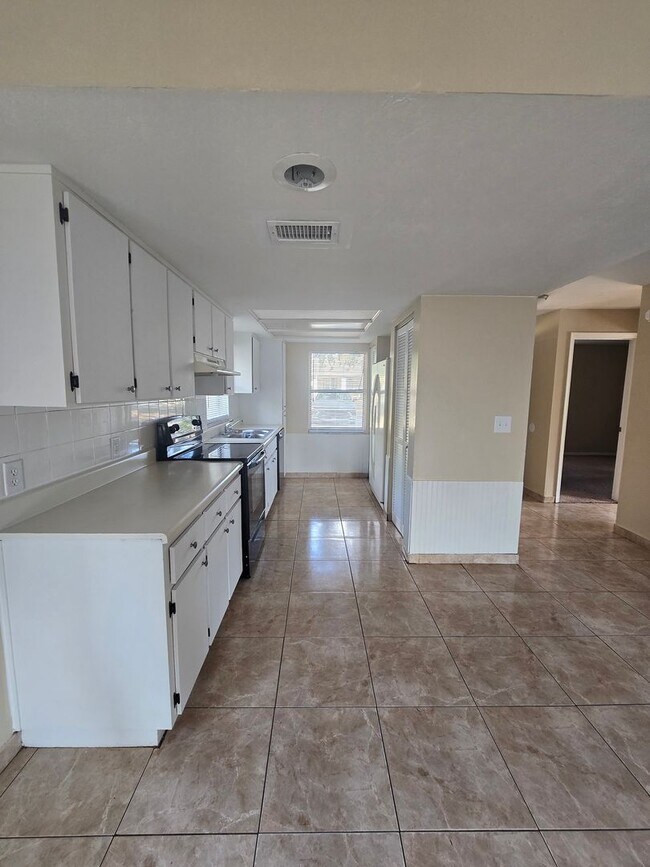 Building Photo - 3 bedroom 1 bath home