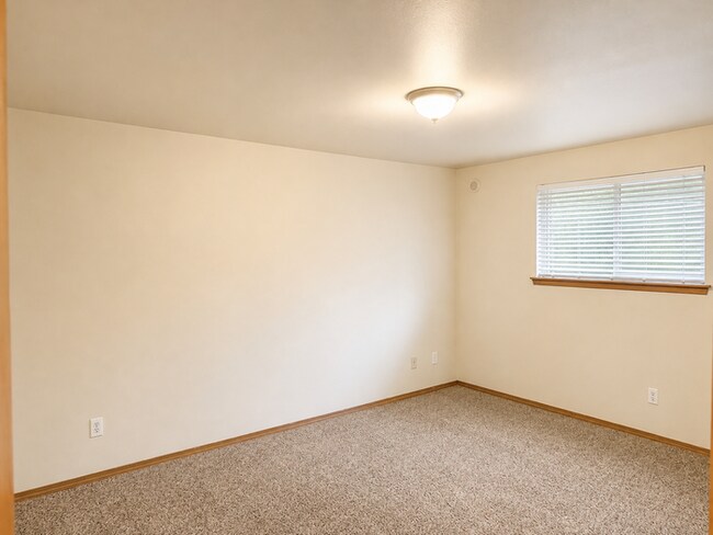 Building Photo - 60 E Hemlock Ct