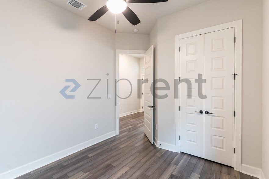 Building Photo - Unit