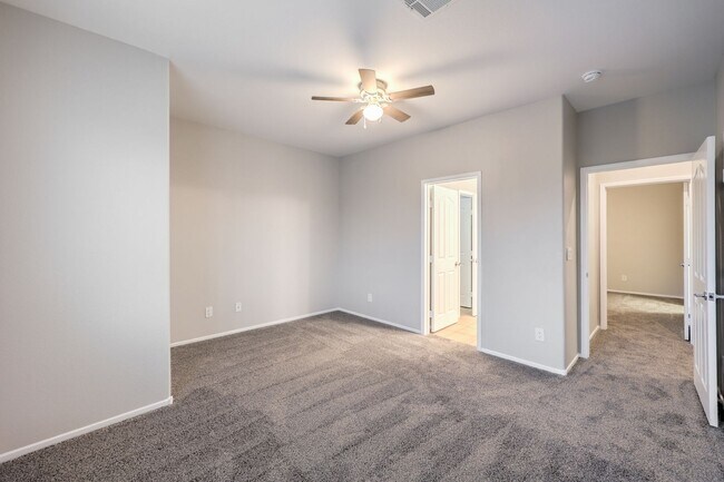 Building Photo - Gorgeous 6Bed/5Bath/4Car, 2-Story Home located in the Mountains Edge