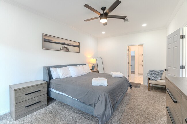 Building Photo - 3631 Country Club Blvd