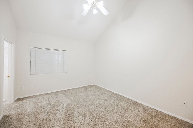 Building Photo - Gated Community townhome, with private garage