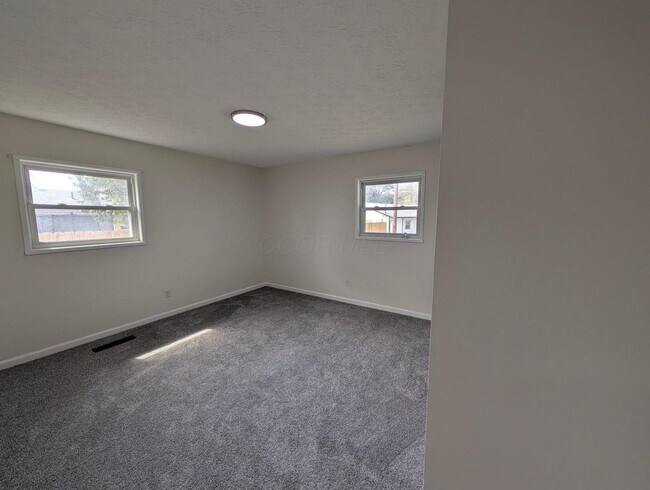 Building Photo - 1055 Cottingham Rd