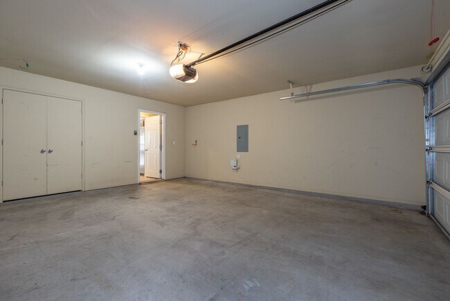 Building Photo - Charming 3 Bed/2 Bath near pool!