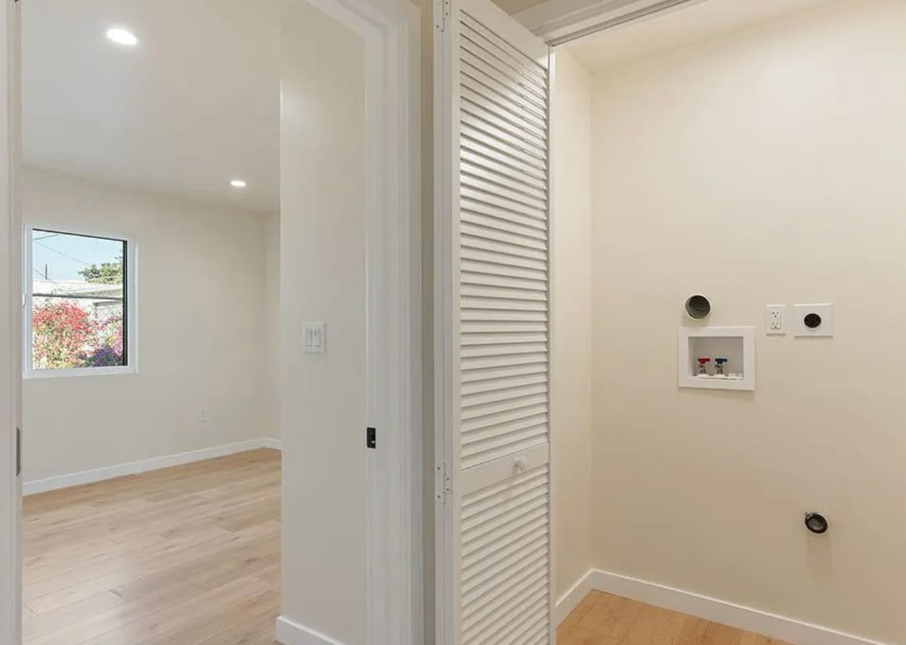 Building Photo - 5166 S Manhattan Pl