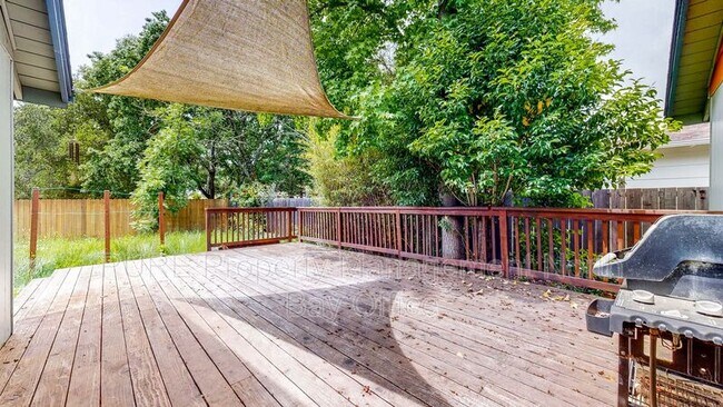 Building Photo - 3225 Meadow Glen Dr