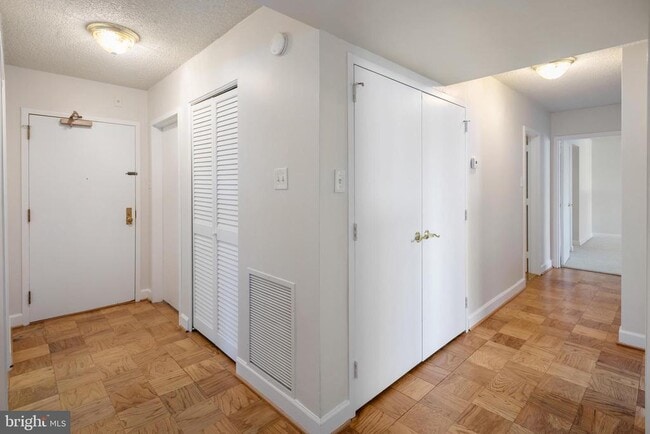 Building Photo - 3800 Fairfax Dr