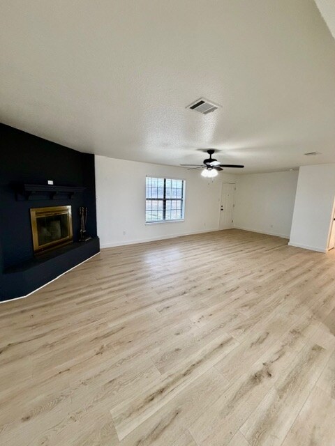 Building Photo - 689 Birdie Ln