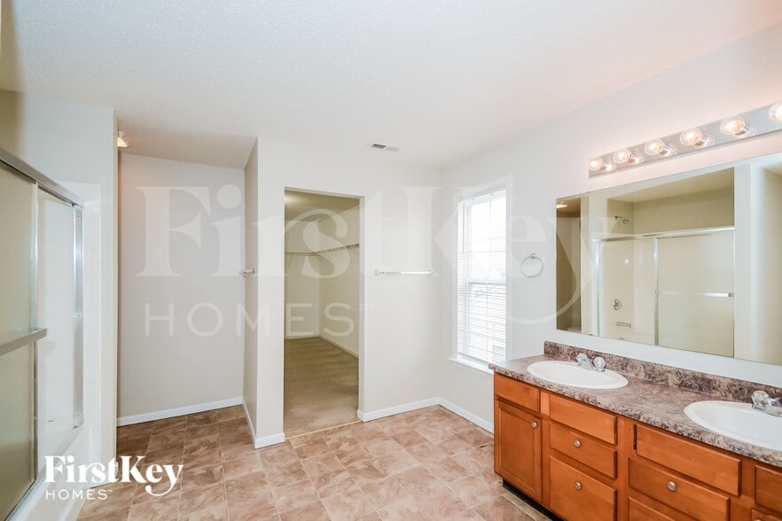 Building Photo - 5661 Grassy Bank Dr