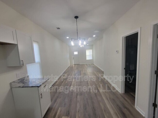 Building Photo - 2122 Circular Dr