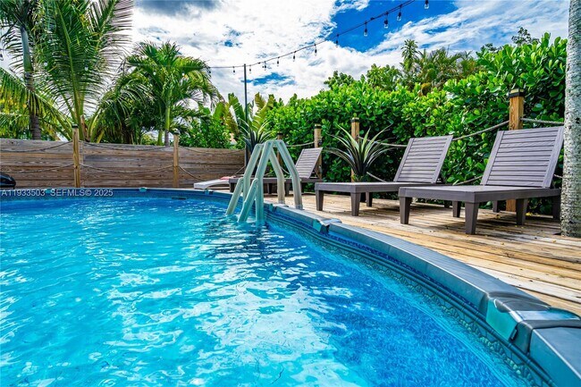 Building Photo - 427 NE 107th St