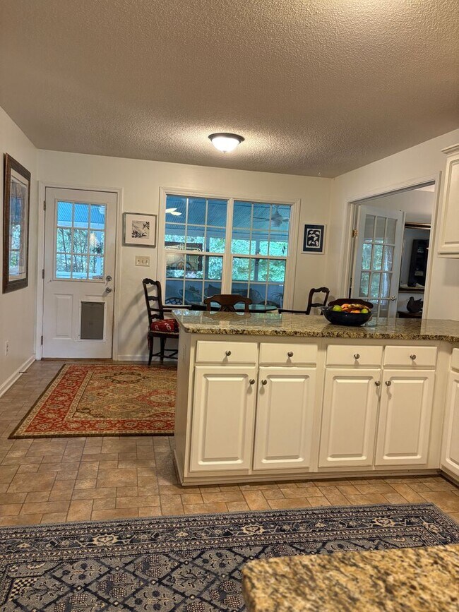 Building Photo - Large, private home in Rivercliff