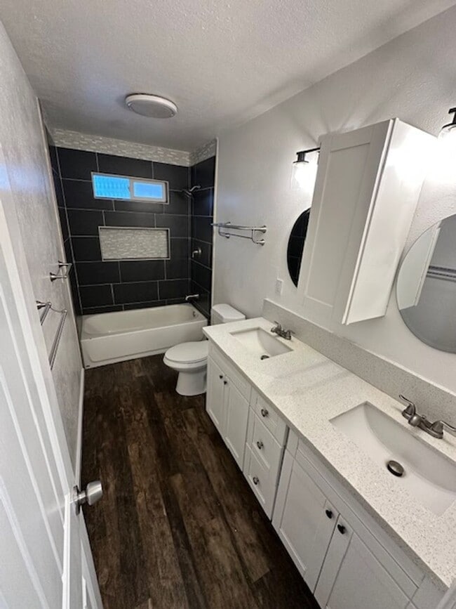 Building Photo - Nicely updated duplex 2Bd unit available soon!! Call me today to inquire!