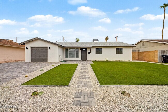 Building Photo - 8440 E Palm Ln