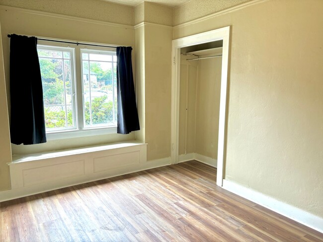 Building Photo - Historic Milwaukie 3 bedroom bungalow with...