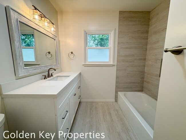 Building Photo - Charming single level home in South Oceans...