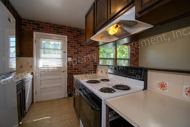 Building Photo - 1916 Larkspur Dr