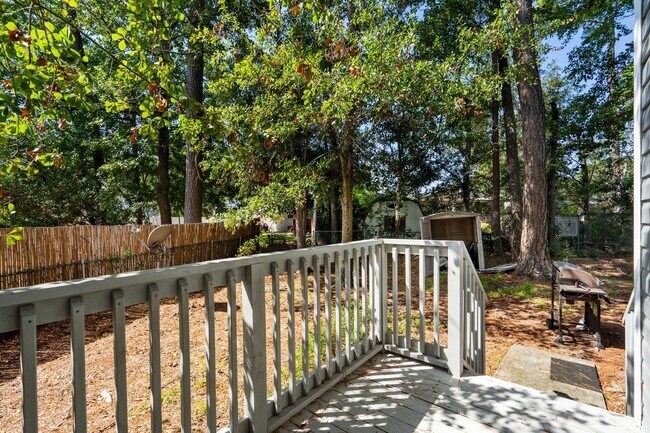 Building Photo - End unit of a Triplex within walking dista...