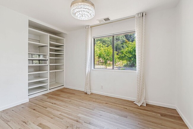 Building Photo - Beautiful 4-Bedroom 2-Bathroom Home