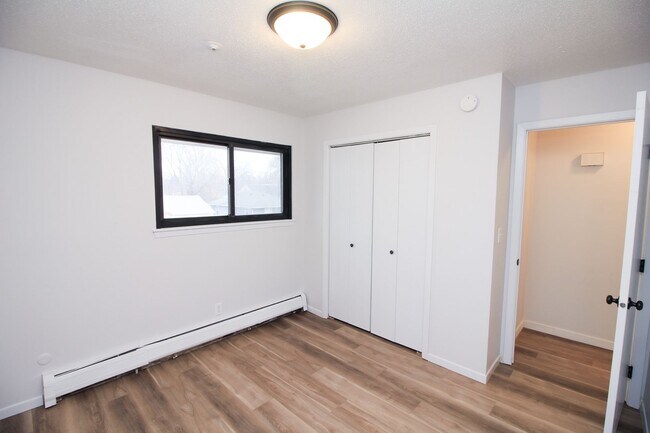 Building Photo - Renovated 2 Bedroom Downtown Sioux Falls!