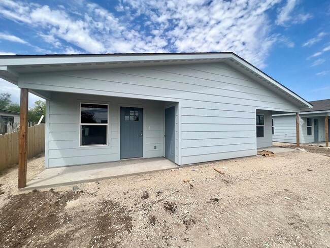 Building Photo - Now Available - Newly Built Duplex Availab...