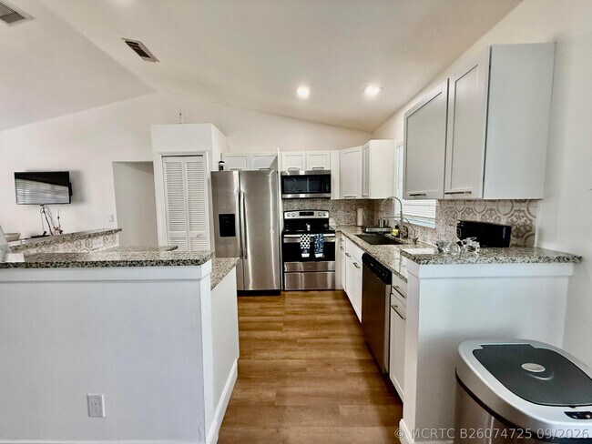 Building Photo - 1757 SW Gemini Ln