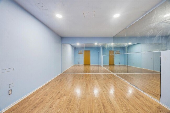 Building Photo - 908 Riddlewood Dr