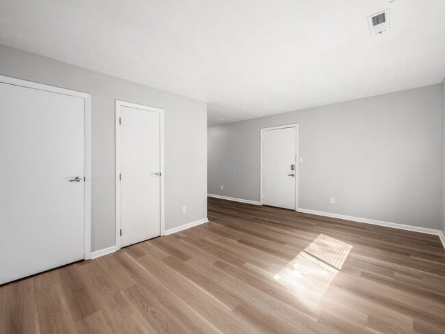 Building Photo - 105 W 8th Ave