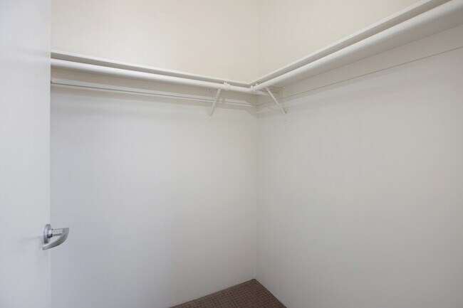Building Photo - Spacious 2 Bedroom 2 Bathroom at M2i in Do...