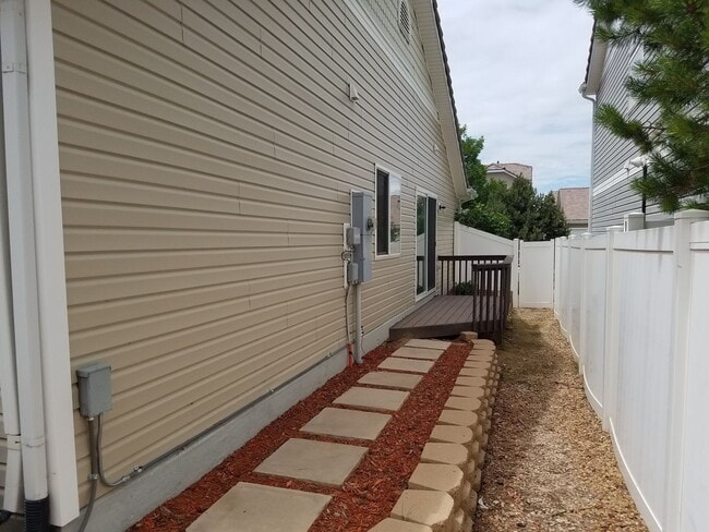 Building Photo - Beautiful Updated 3 Bedroom Ranch Style Ho...
